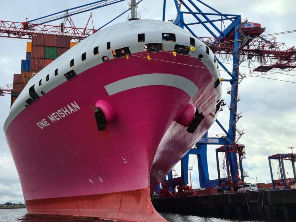 pinkes Containerschiff von Vorne, ganz nah
