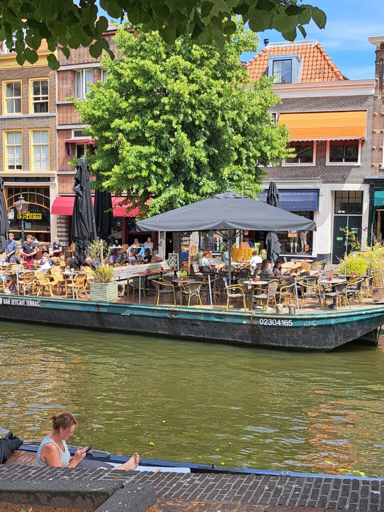 Lokal mit Sitzplätzen auf einem alten Kahn