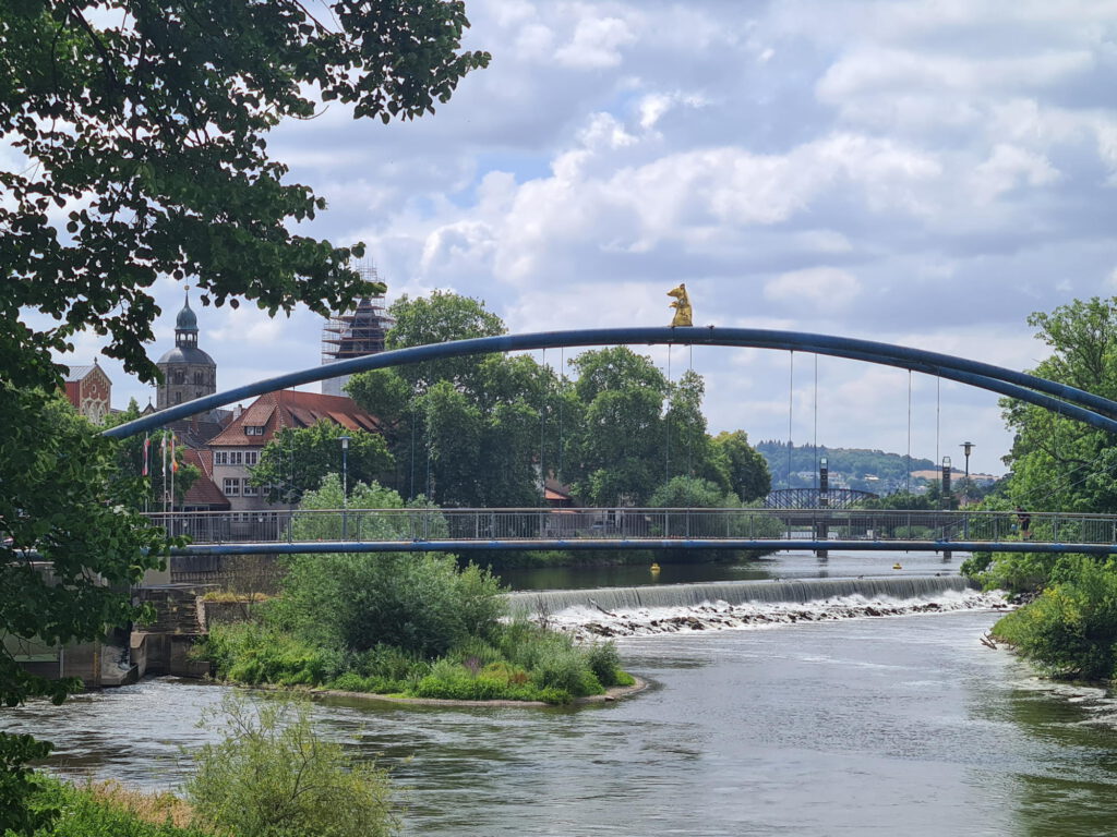 Brücke in HAmeln mit einer großen Rattenfigur oben drauf