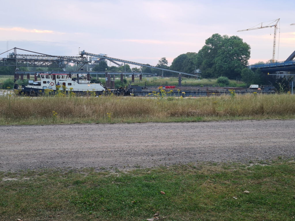 Frachtschiff auf der Weser