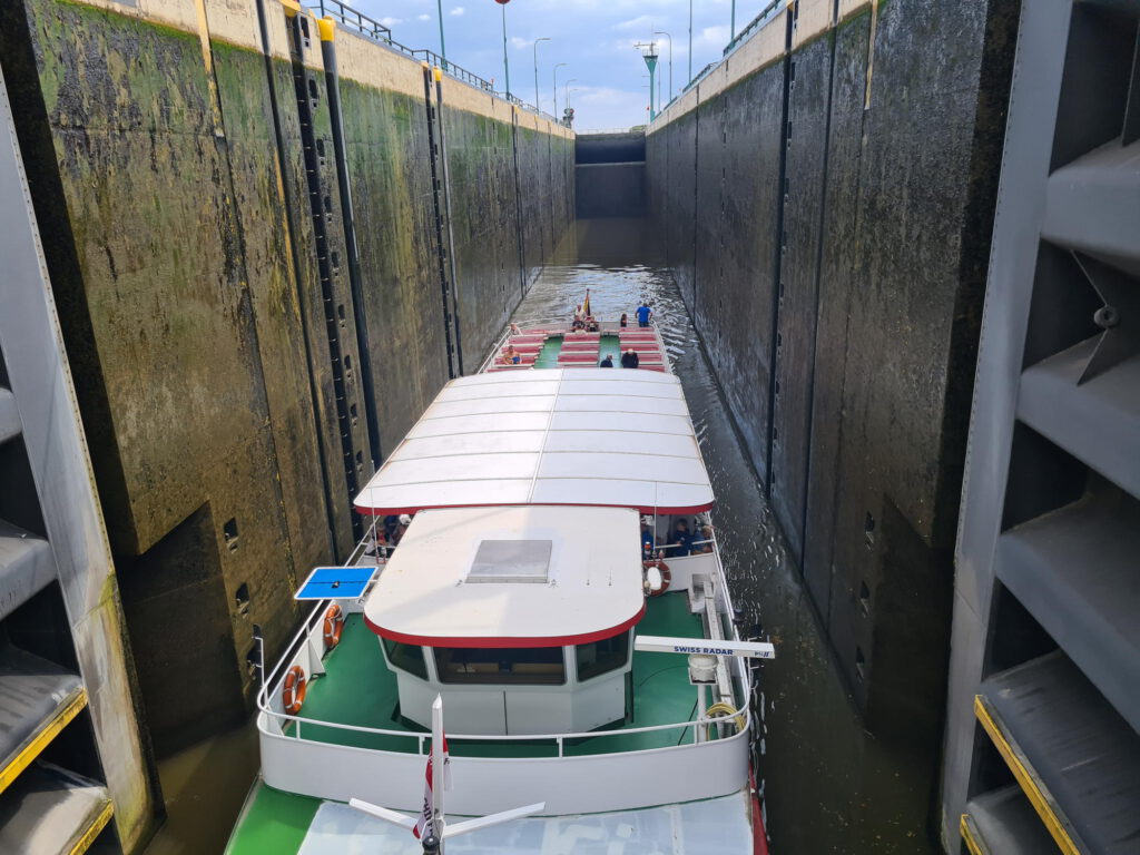 Weserschleuse Minden mit Rundfahrtenschiff