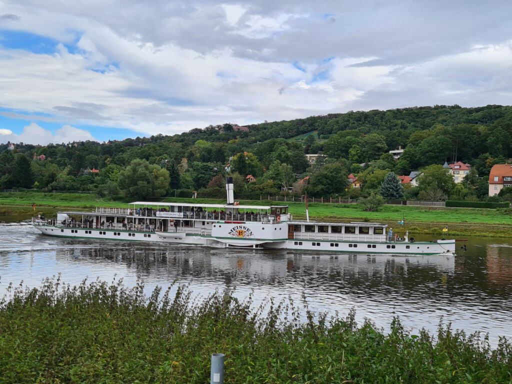Rundfahrtschiff "Meissen" auf der Elbe bei Dresden