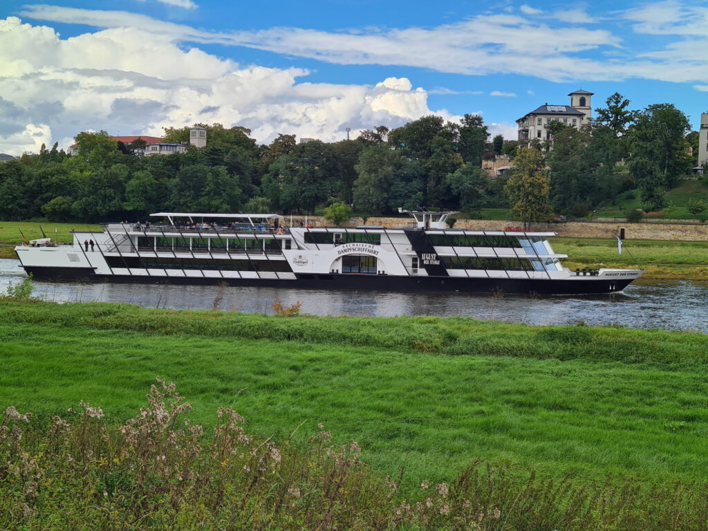 Rundfahrtschiff "August der Starke" auf der Elbe bei Dresden