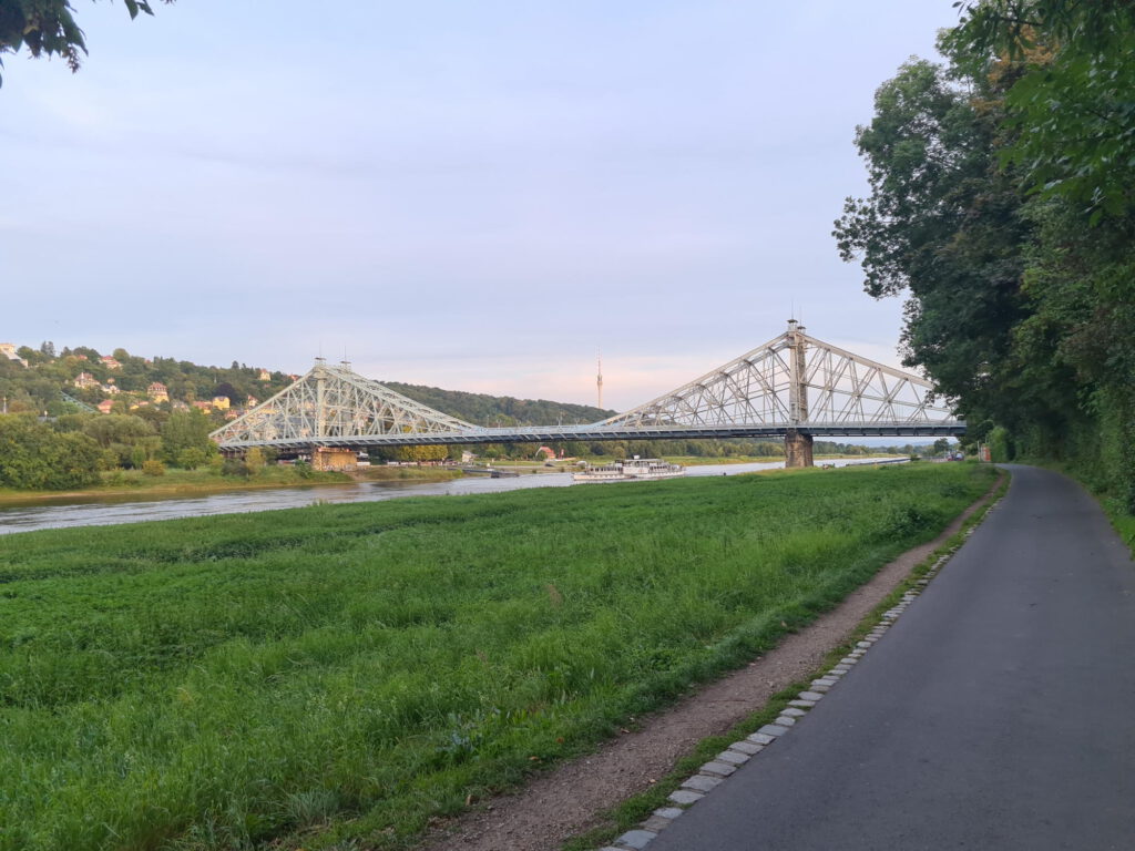 Elberadweg am Blauen Wunder
