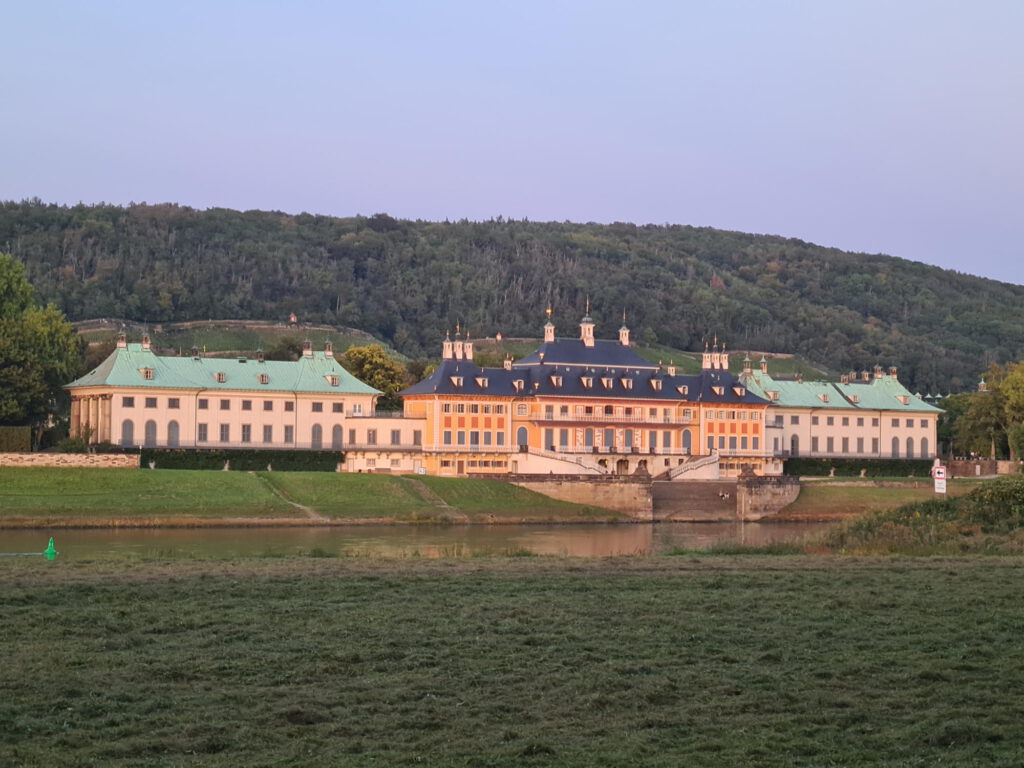 Schloss Pillnitz aus Sicht des gegenüberlegenden Ufers