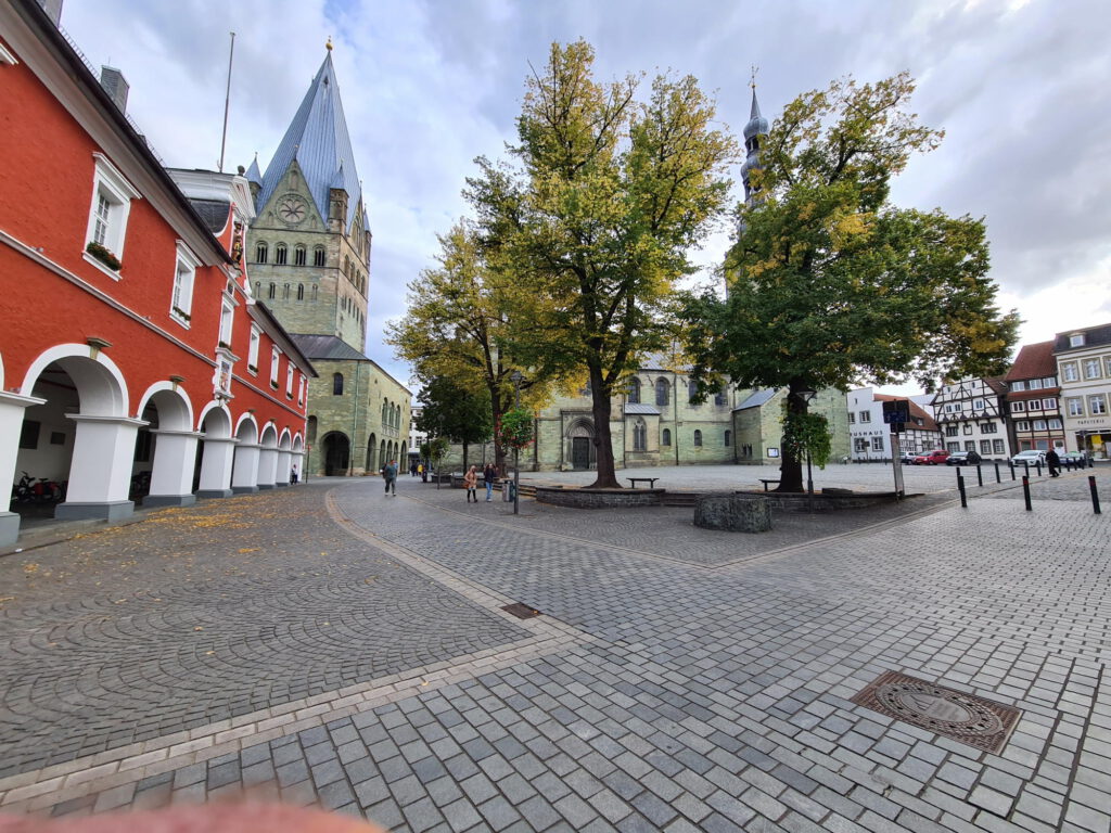 Marktplatz Soest mit Teil von Rathaus und Turm der Propsteikirche St. Patrokli