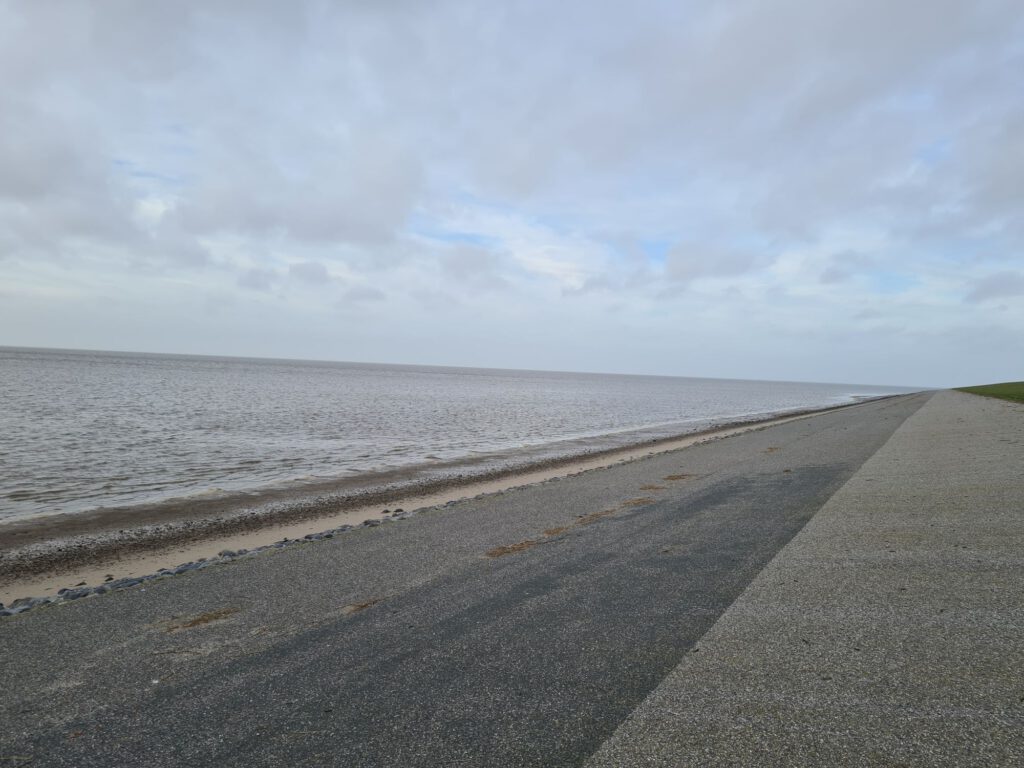 Asphaltweg an der Nordsee 
