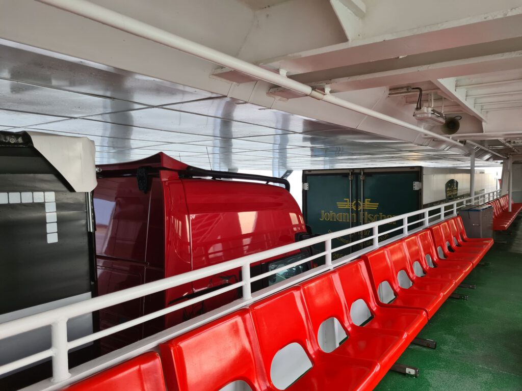 Fahrzeuge auf der Fähre nach Norderney