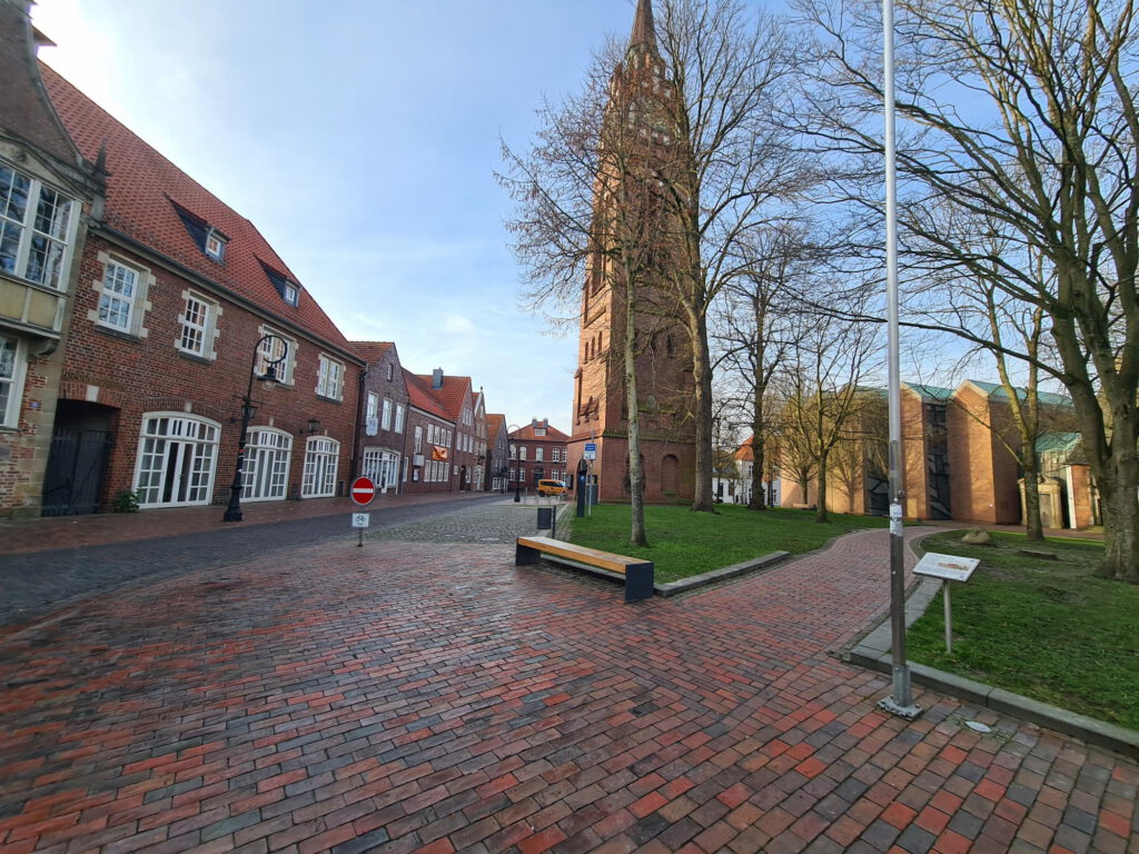 Kirchplatz mit Kirchturm
