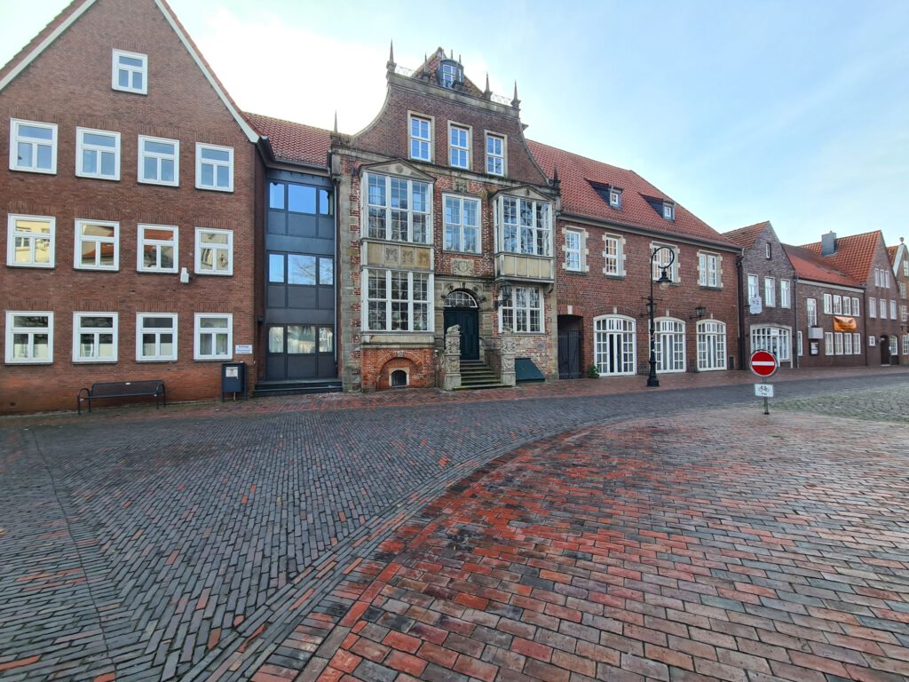 Bei der Radtour von Harlesiel nach Jever die Ankunft - Häuserzeile auf dem Kirchplatz