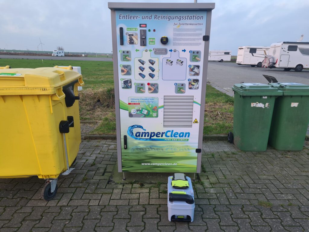 Campingtoilettenreinigungsgerät auf dem Stellplatz Harlesiel