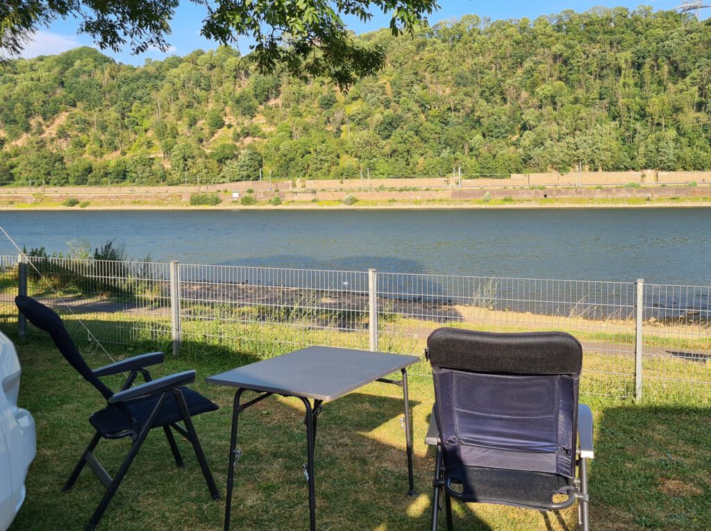 Blick auf den Rhein vom Stellplatz aus
