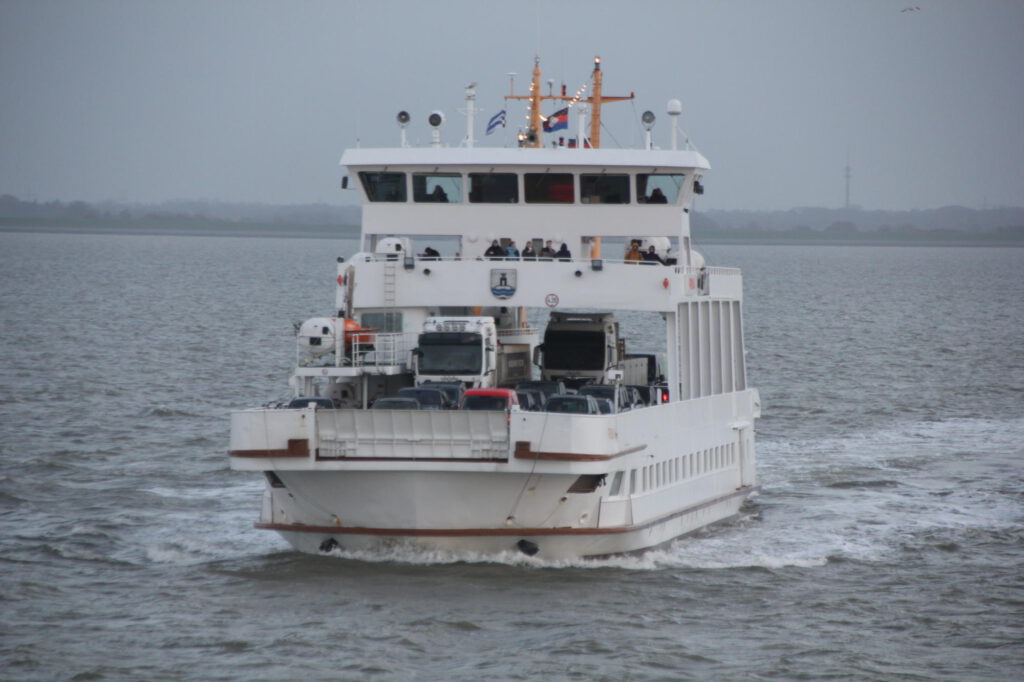 Entgegenkommende Fähre bei der Rückfahrt