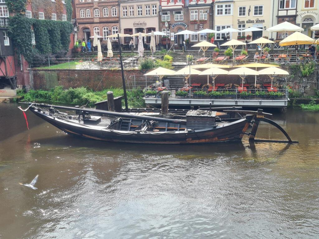 Lüneburg Altstadt mit Boot