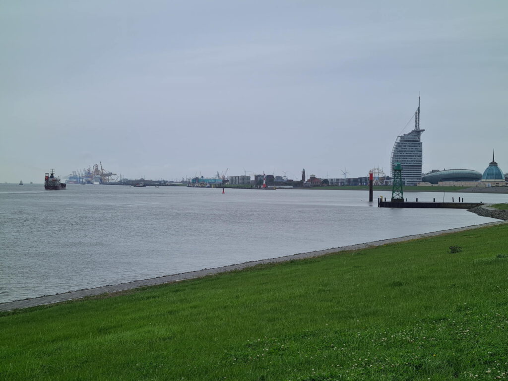 Bremerhaven Aussicht auf die Weser vom Reisemobil-Stellplatz Doppelschleuse