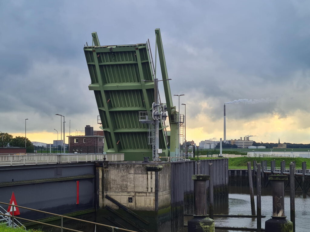 Bremerhaven Reisemobil-Stellplatz Doppelschleuse Zugbrücke
