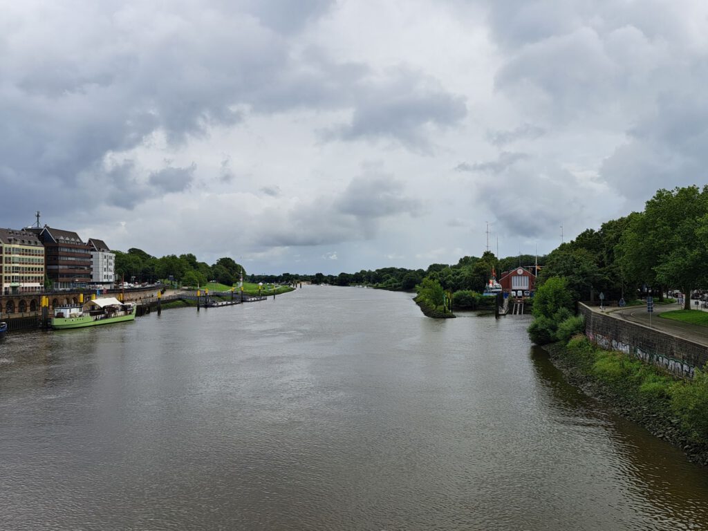 Blick auf die Weser von einer Brücke