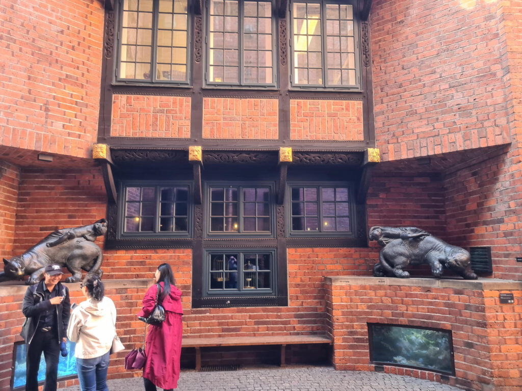 Böttcherstr. in Bremen, Gebäude mit Skulptur
