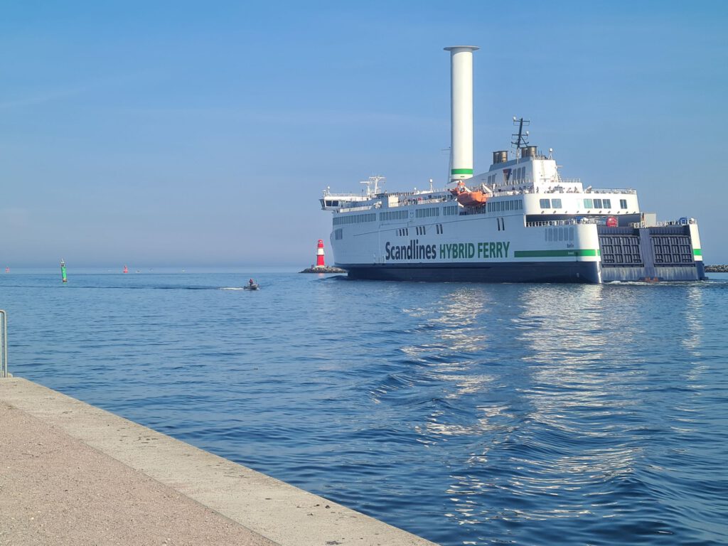 Hybridfähre mit Rotorsegeln bei der Ausfahrt