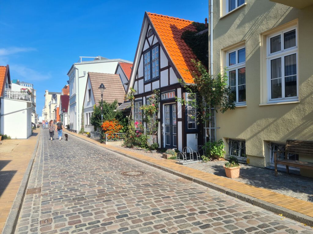 Straße mit Wohnhäusern  in Warnemünde