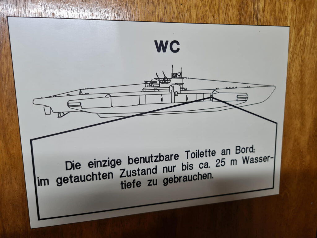 Uboot innen Schild nur 1 WC bis 25 m tauchen benutzbar