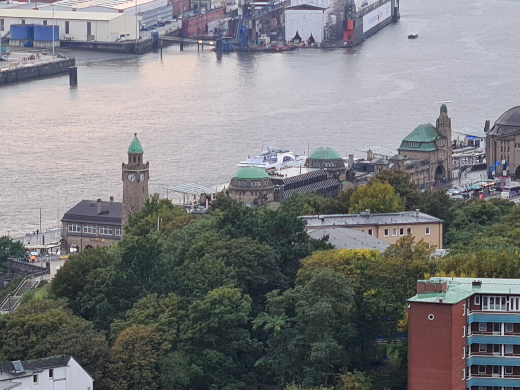 Oben vom Michel Blick auf Landungsbrücken