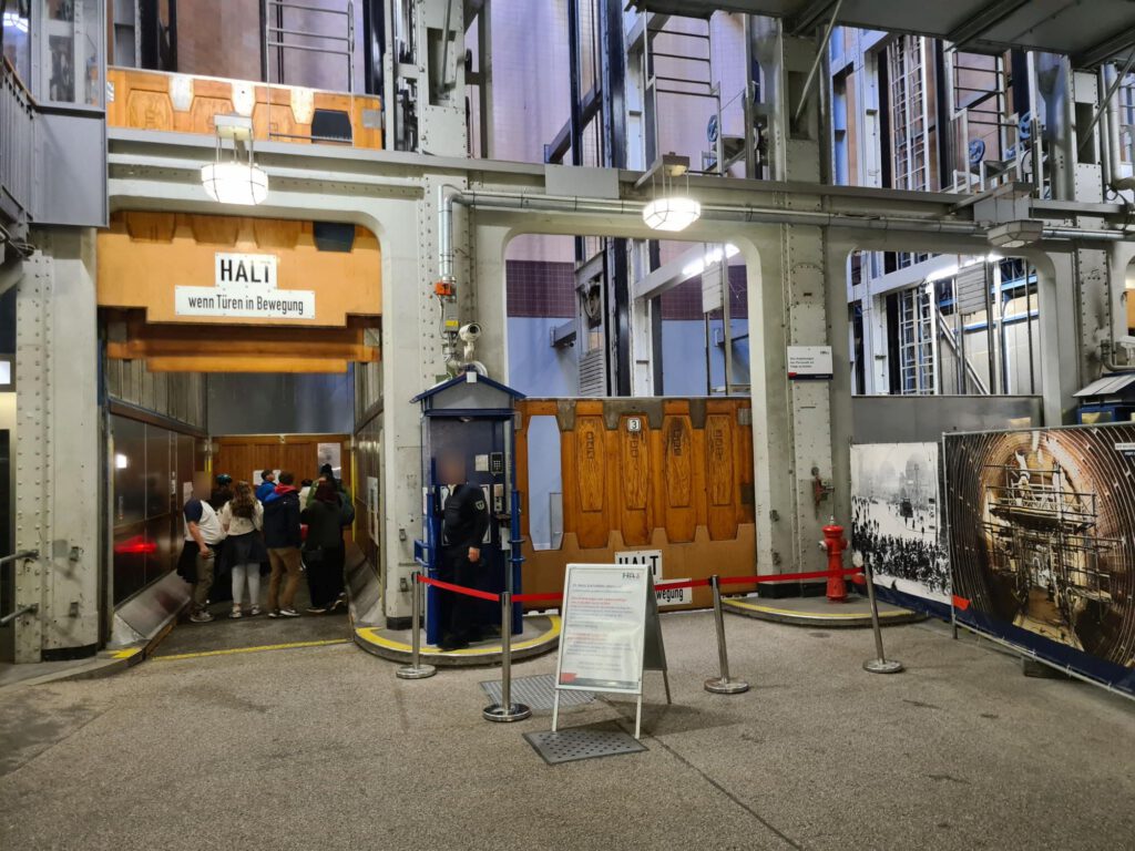 Alter Elbtunnel mit Blick auf die Aufzüge