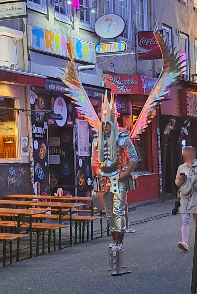 Verkleiderter Mensch auf der Reeperbahn