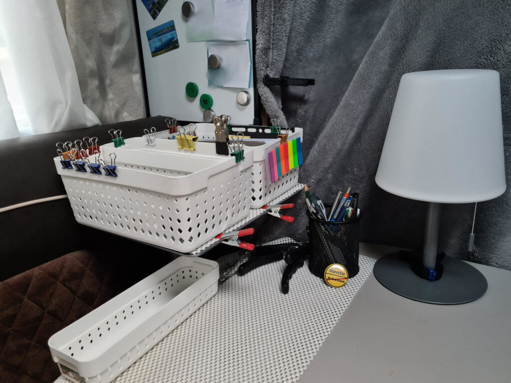 Stauraum an der Sitzecke mit Kisten