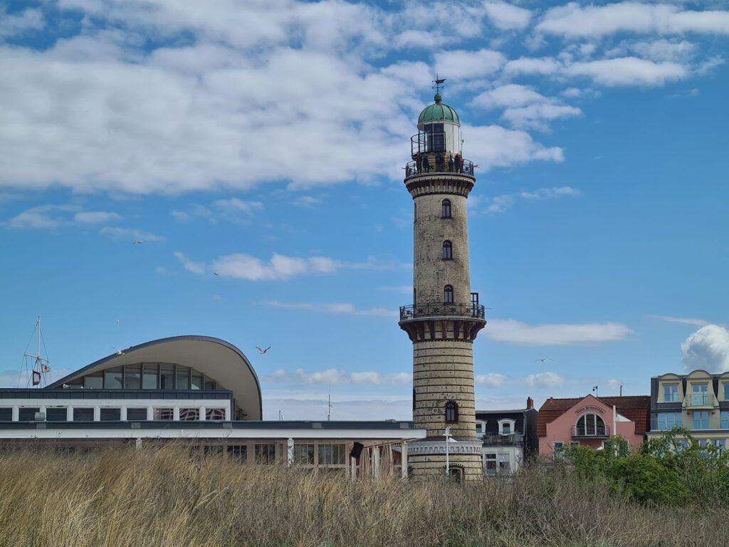 Leuchtturm und Teepott in Warnemünde