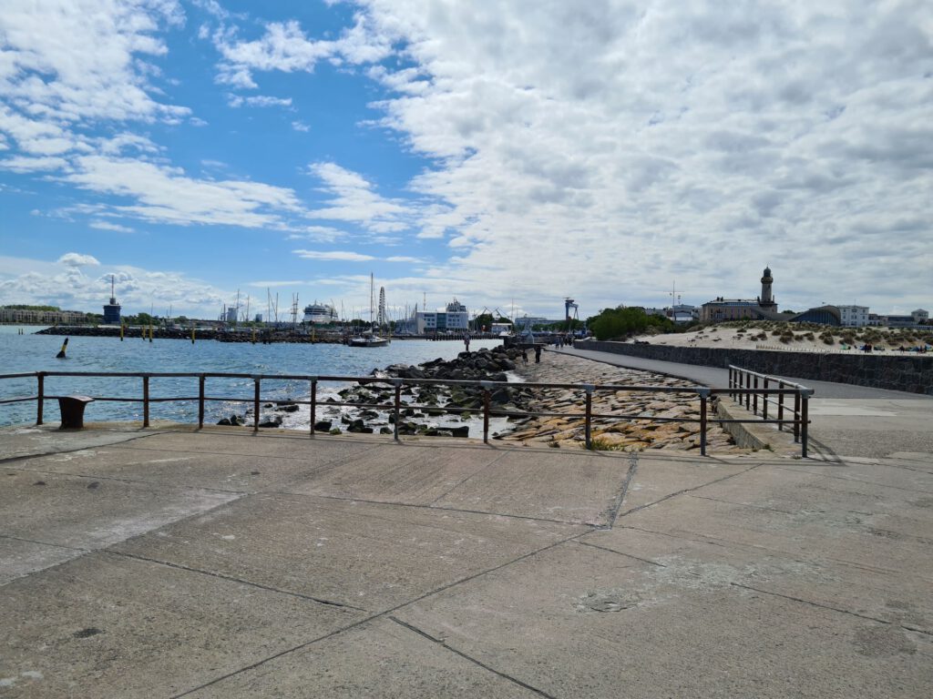 Entfernter Blick auf Warnemünde