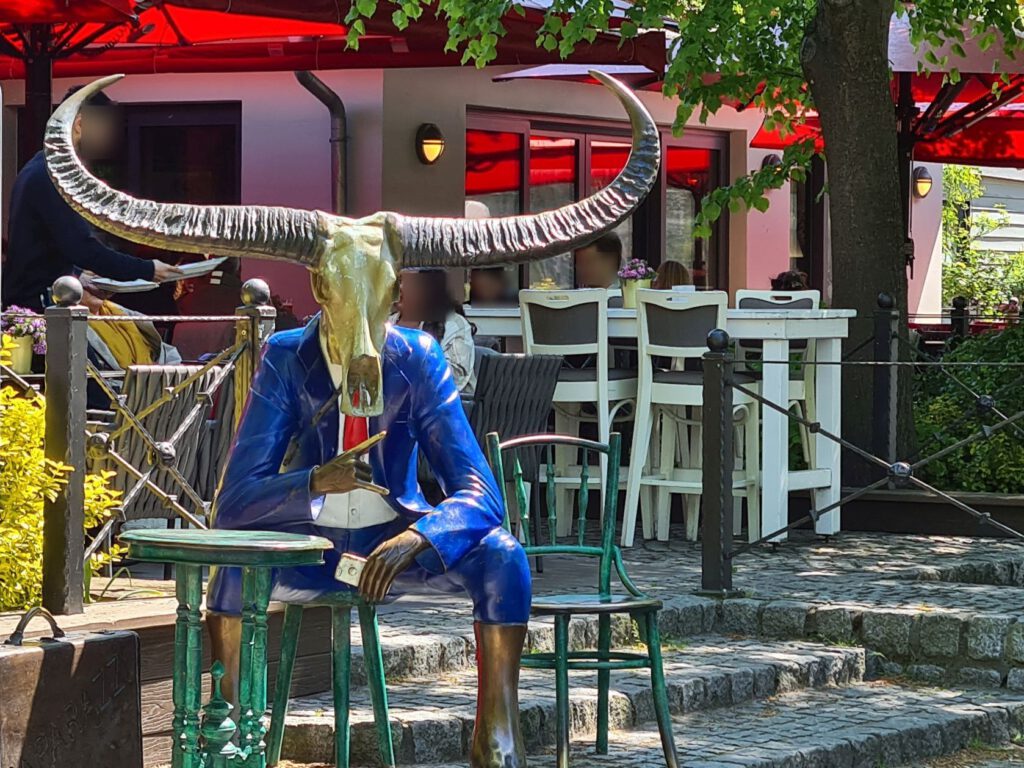 Skulptur mit Hörnern