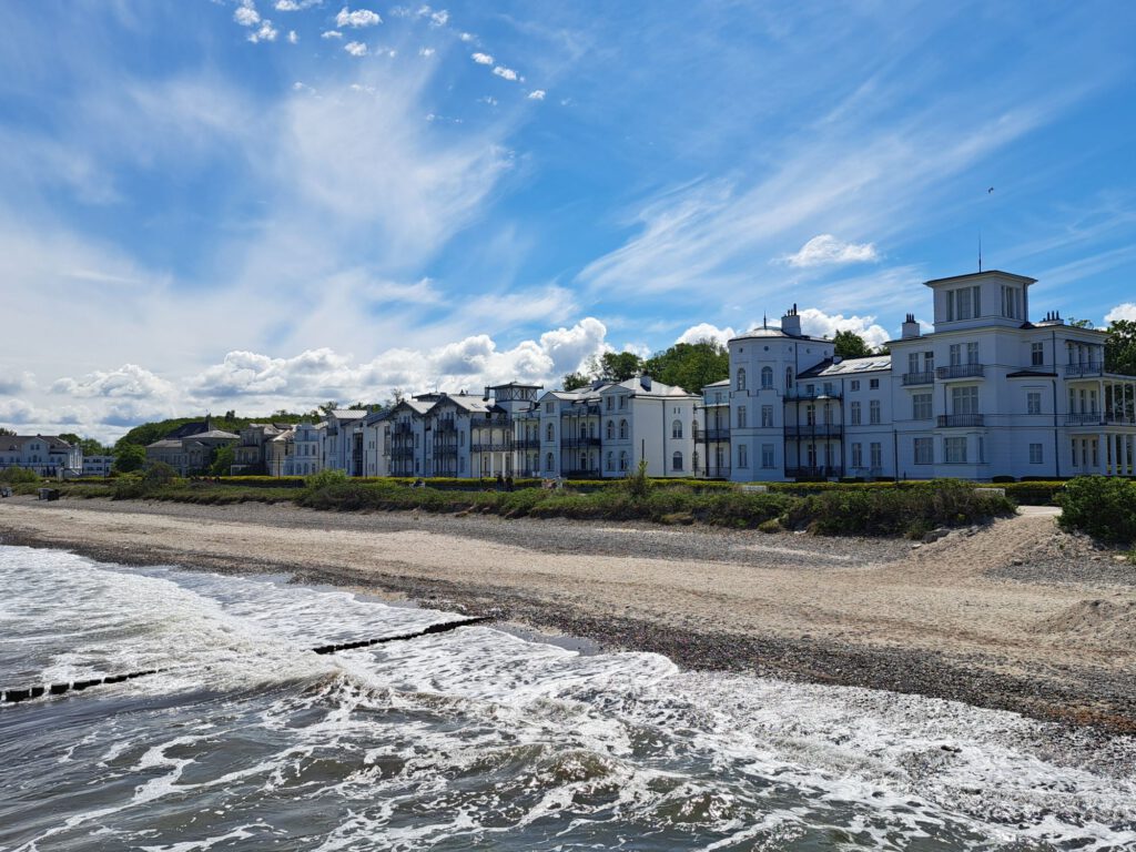 Meer und Häuser im Hintergrund Heiligendamm