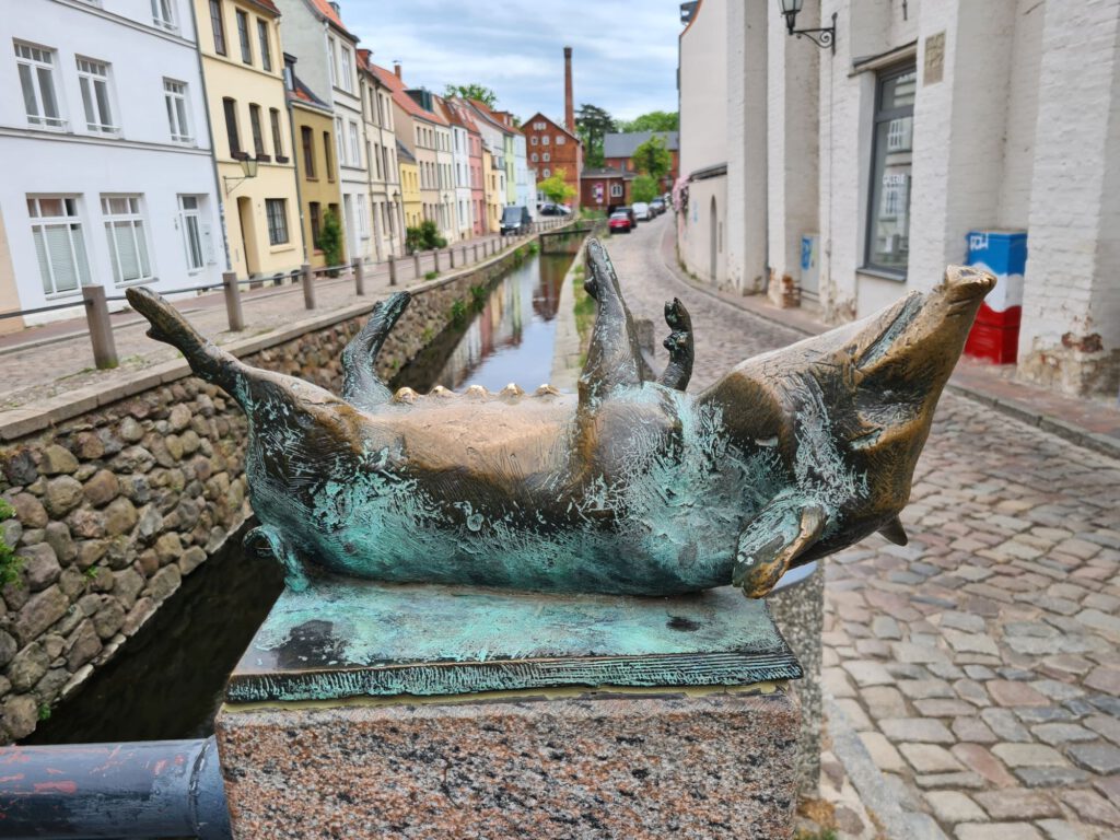 Auf dem Rücken liegendes Schwein als Skulptur