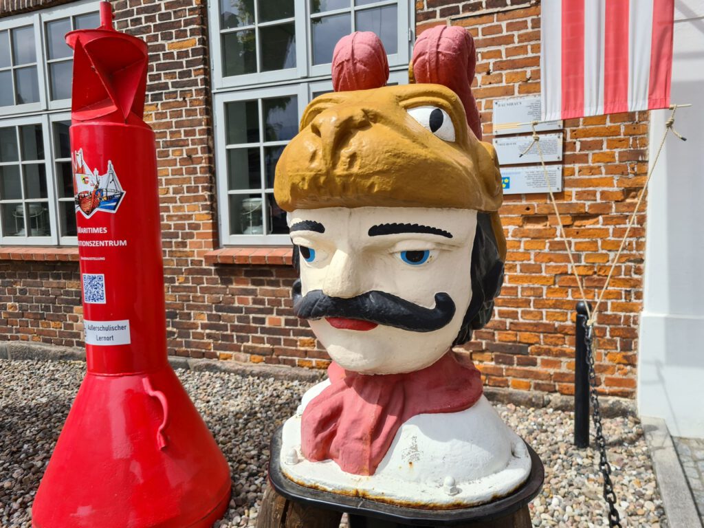 Schwedenkopf vor Baumhaus