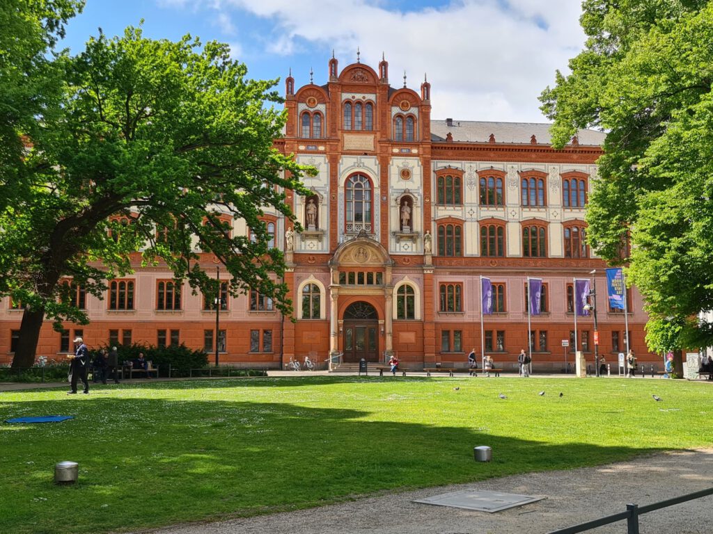 Haupthaus Universitätgebäude 