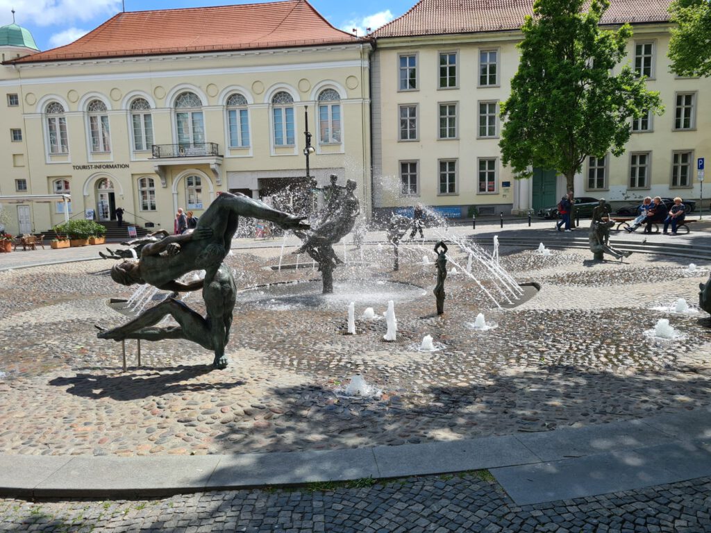 Brunnen der Lebensfreude in Rostock aus anderer Sicht