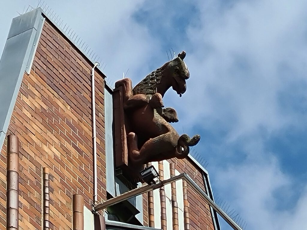 Skulptur Greif am Fünfgiebelhaus