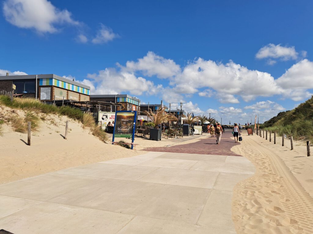 Weg zum Strand mit Geschäften