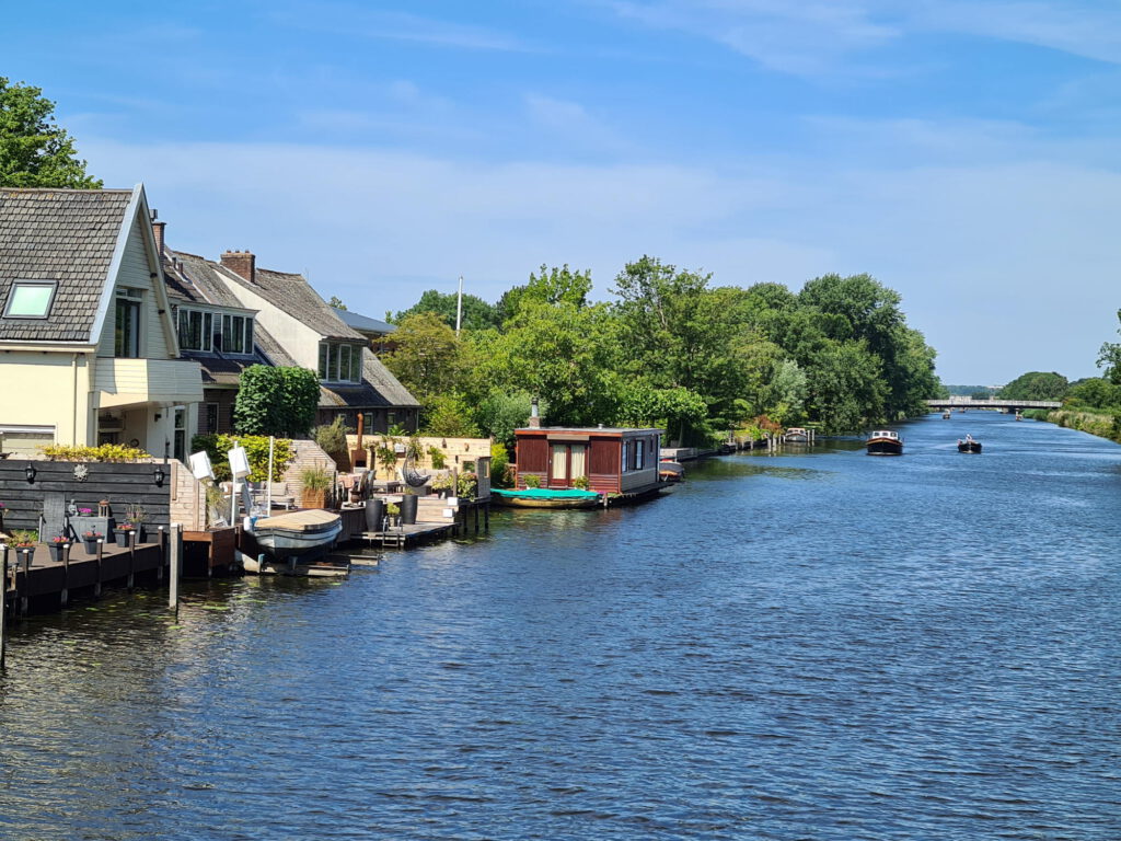 Gracht mit Hausboot auf dem Weg nach Leiden