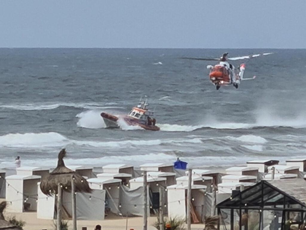 Hubschrauber und Schnellboot der Reddingsbrigade in Katwijk