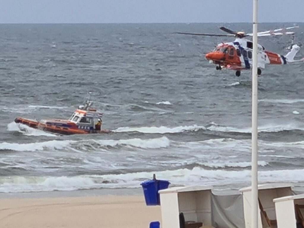 Hubschrauber und Schnellboot der Reddingsbrigade in Katwijk etwas naäher
