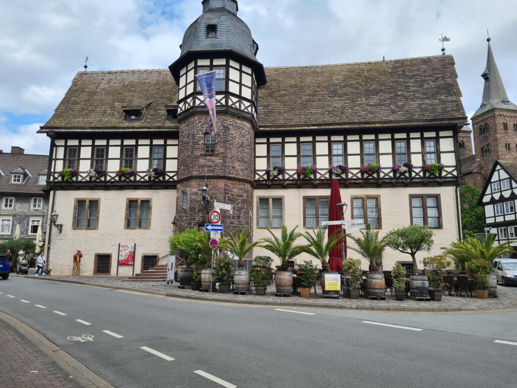 Historisches Fachwerkhaus in Höxter an einer Straßenkreuzung