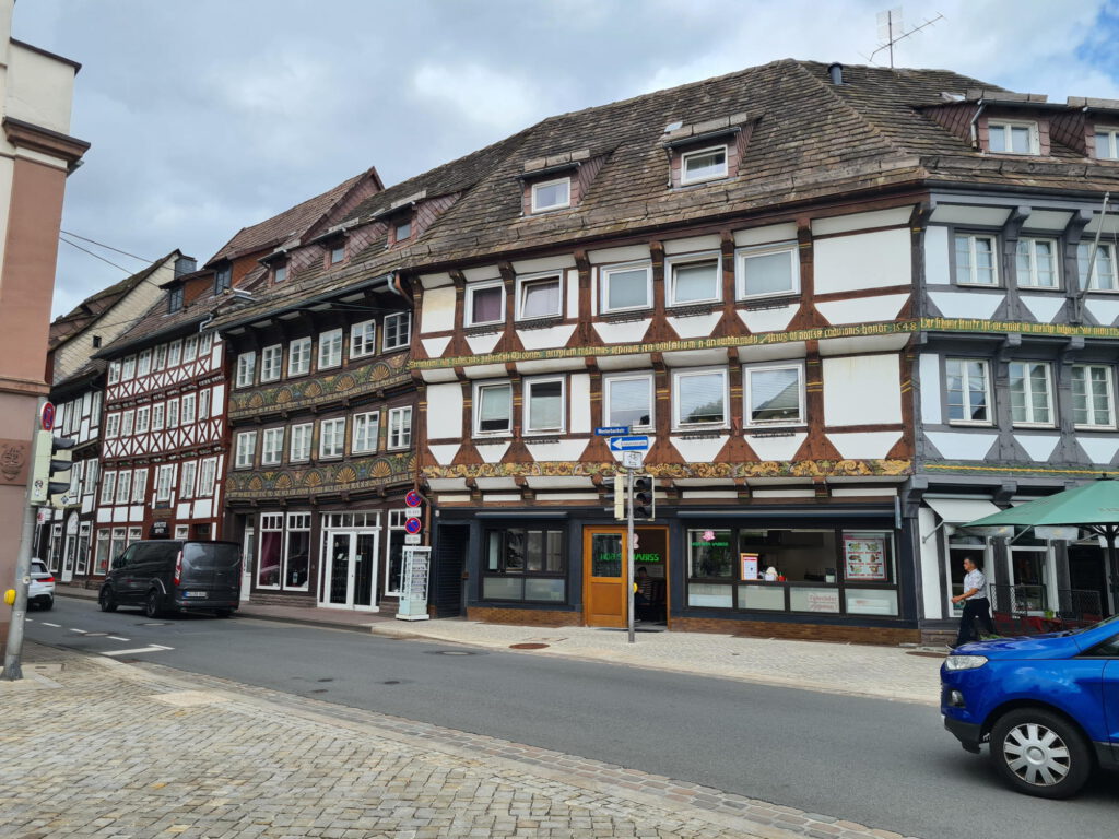 Fachwerkhäuser in der Altstadt von Höxter mit kleinen Geschäften