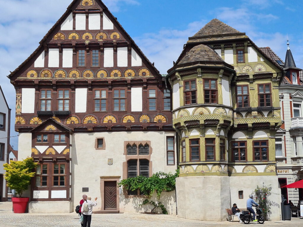 Verzierte Fachwerkfassade in Höxter mit reich geschmücktem Giebel