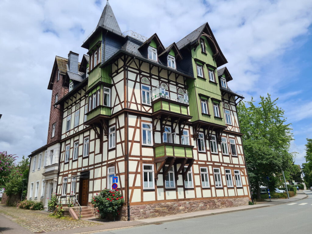 Großes Fachwerkhaus in Höxter mit zumm Teil grünem Anstrich