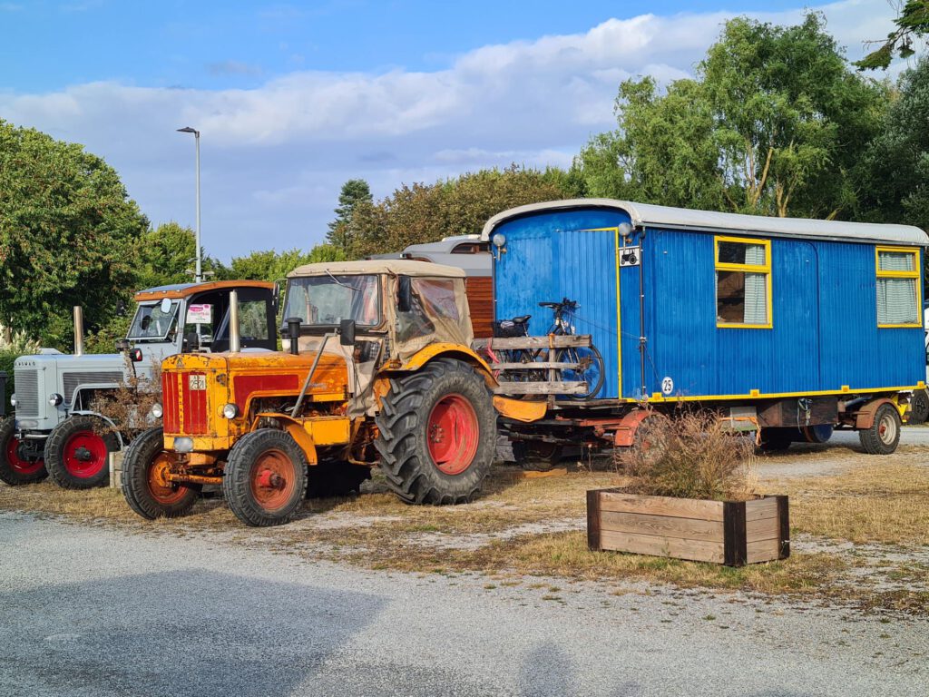 Historischer Traktor mit ausgebautem Bauwagen auf einem Platz in Höxter