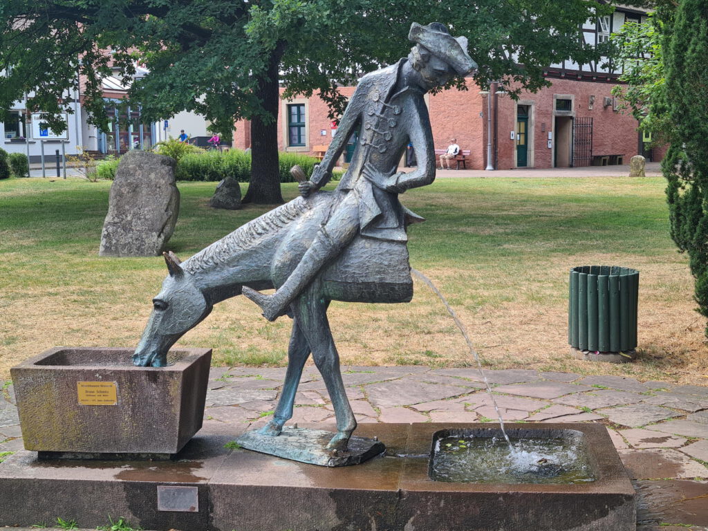 Skulptur Münschhausen auf einem halben Pferd
