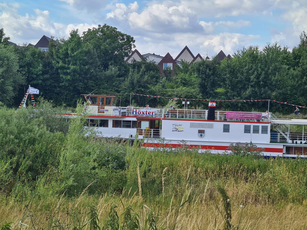 Ausflugsschiff auf der Weser im Weserbergland