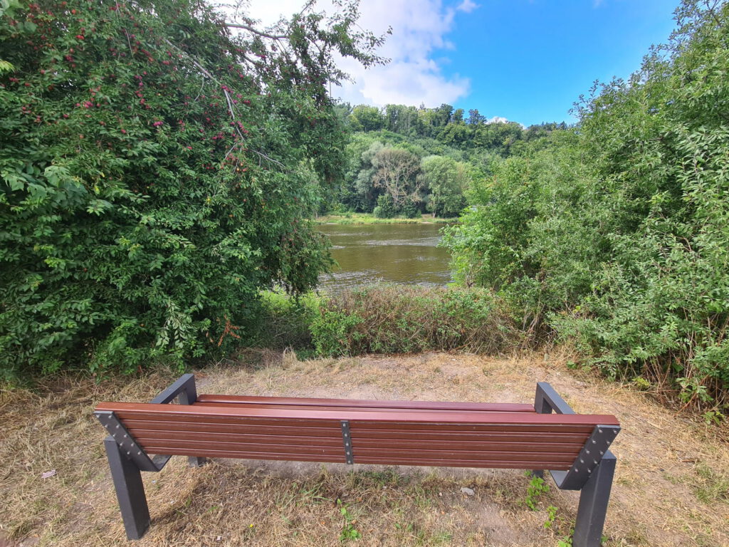 Bank am Wegesrand mit Blick auf die Weser